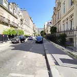 Chic studio Champs-élysées